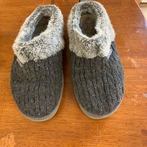 Skechers slippers shoes rubber sole knit upper w/faux fur lining size 8